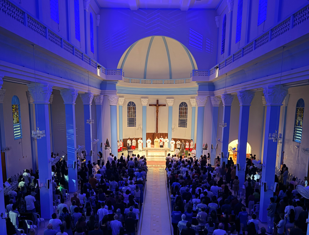 Igreja Matriz da Paróquia São Francisco de Assis é dedicada e tem altar consagrado